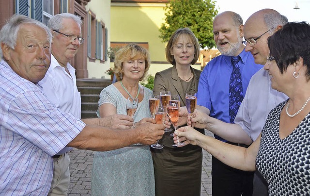 Ein Prosit auf neun Jahre harmonisches...bschiedung des Gemeindereferenten an.   | Foto: R. Vitt