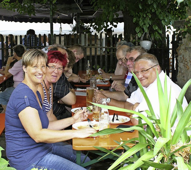 Eine mchtige Linde gab dem Fest des G...tag war er wieder sehr gut besucht.    | Foto: cremer