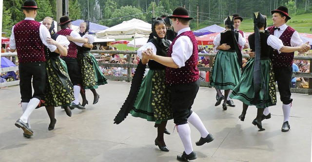 Die Trachtentanzgruppe Breitnau zeigte beim Waldfest Volkstnze.   | Foto: Eva Korinth