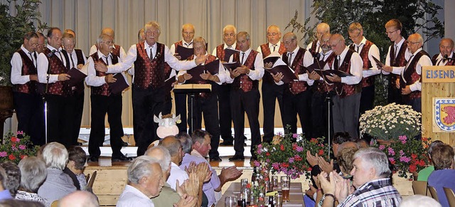 Der Mnnergesangverein Harmonie Scholl...er Leitung von Alfred Schnekenburger.   | Foto: Gert Brichta