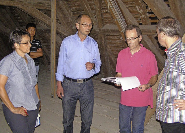 Beratung im Dachstuhl der  Kirche - wi...Bauhofer vom erzbischflichen Bauamt.   | Foto: Liane Schilling