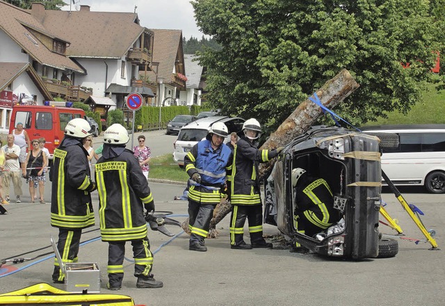 Eindrucksvoll zeigte  die Feuerwehr ih...nrettung aus einem verunglcken Auto.   | Foto: Tina Httich