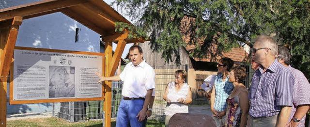 Ortsvorsteher Bernd Dosch erlutert die Entstehung der Gedenktafel.  | Foto: Sandra Decoux-Kone