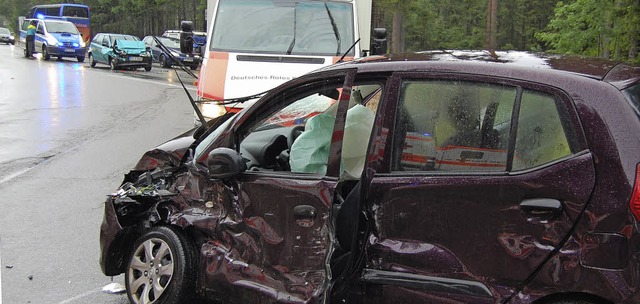 Der Kleinwagen, der den Unfall auslst... Auto, das auf den Lastwagen auffuhr.   | Foto: Kamera 24