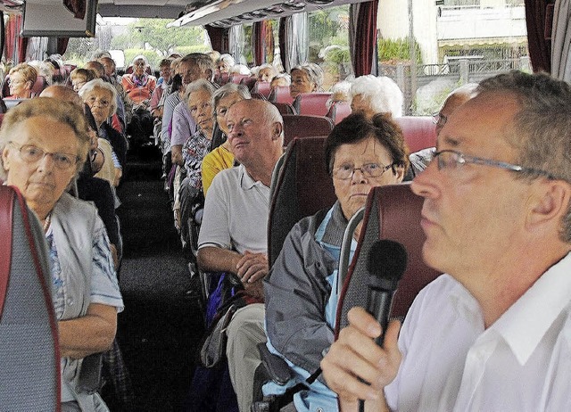 Kennt sich aus: Brgermeister Huber (r... Bus voller Senioren durch die Stadt.   | Foto: Sedlak