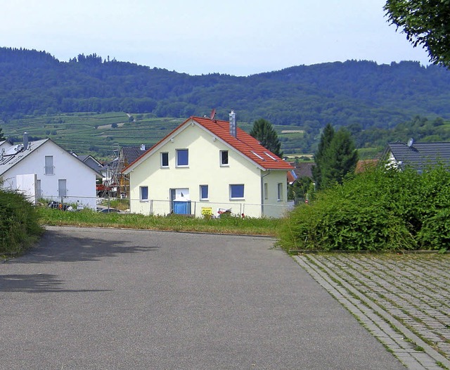 Zustzliche 53 Fahrzeugstellpltze wer...s Baugebiet Nohl (hinten) vergrert.   | Foto: gustav rinklin