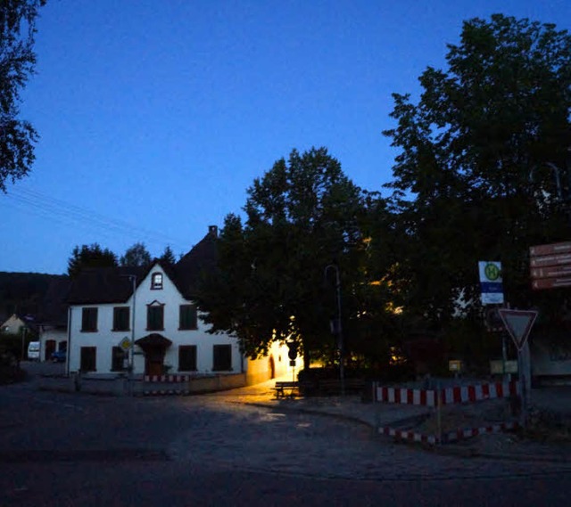 Rund um den Dorfplatz: Da die Straenl...ht der blauen Stunde besonders schn.   | Foto: Silke Hartenstein