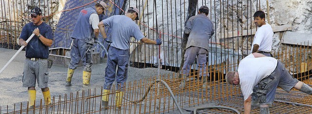 Krftige Mnner, Stahl und Beton &#821...fr das Betriebsgebude bei Sgebach.   | Foto: Heinrich Fehrenbach