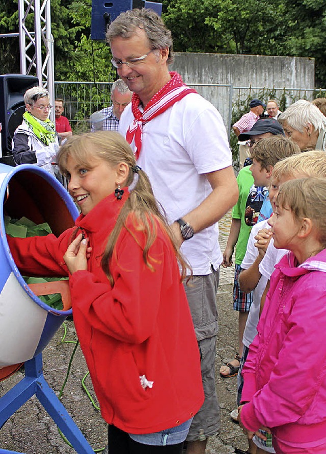 Die Glcksfeen und -prinzen standen wi...Gewinnern stattliche Preise versprach.  | Foto: Martha Weishaar