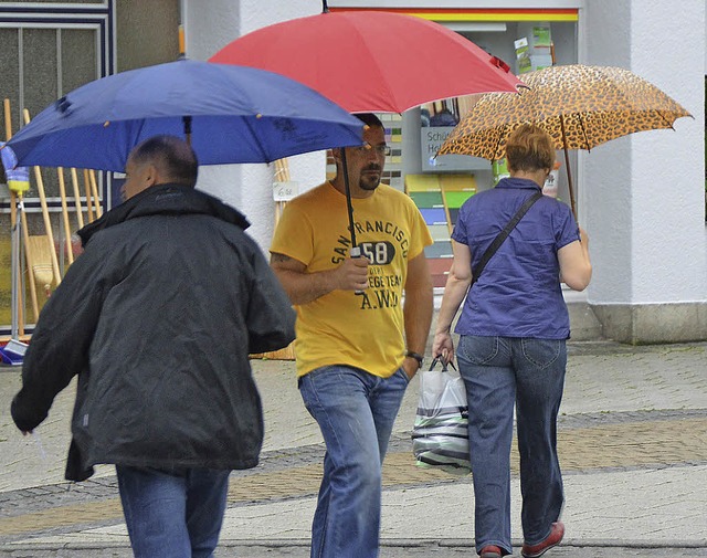 Bunte Regenschirme  beherrschten am Mo...h dem Hitzerekord goss es in Strmen.   | Foto: Ingrid Bhm-Jacob