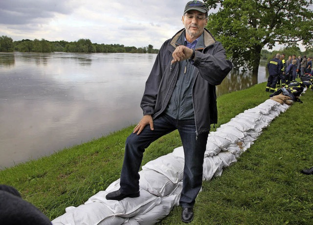 Als Mann an der Hochwasserfront wurde Matthias Platzeck bundesweit bekannt.   | Foto: DPA