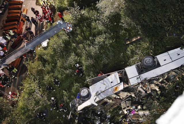 Nur zehn Menschen berlebten den metertiefen Sturz des Busses in Sditalien.   | Foto: AFP