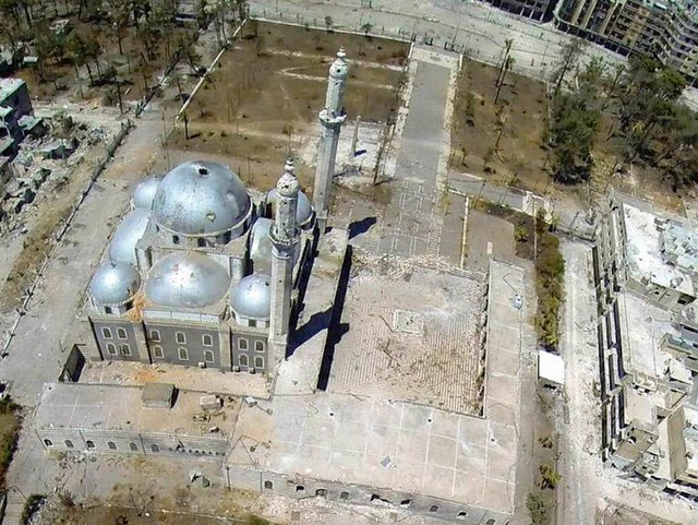 Zerstrte Altstadt von Homs mit der  v...gerumten Khalid-Ibn-Al-Walid-Moschee   | Foto: AFP