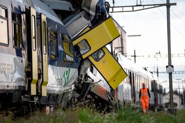 &#8222;Enormer Aufprall&#8220;: Zwei Z...chsprachigen Schweiz zusammengestoen.  | Foto: dpa