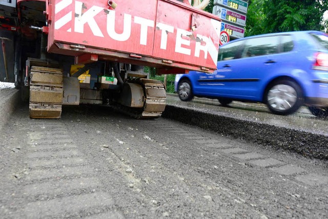 Es luft: Sowohl die Arbeiten an der Brcke als auch der Verkehr gehen voran.  | Foto: Ingo Schneider