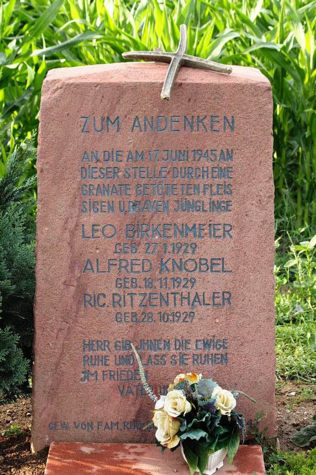 Das Kreuz von diesem Gedenkstein ist m...issen und in ein Feld geworfen worden.  | Foto: Otmar Faller