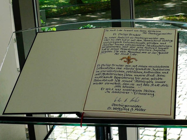 Das Kondolenzbuch liegt im Brgerbro auf dem Rathausplatz aus.  | Foto: Stadt