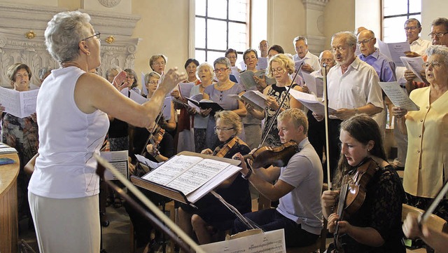 Chorleiterin Ursula Ries (links) setzt...afenhausen die musikalischen Akzente.   | Foto: Adelbert Mutz