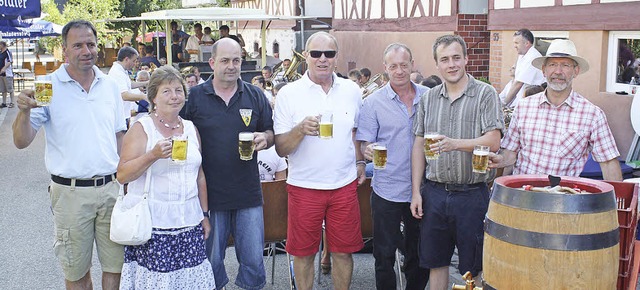 Die Verantwortlichen  nahmen  einen kr... Rechts Ortsvorsteher Wilfried Engler.  | Foto: Schnabl