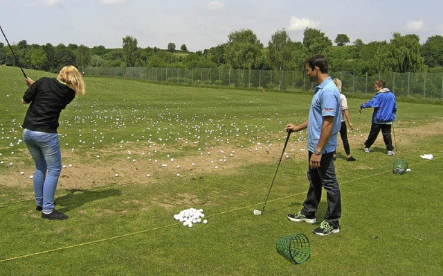 Trainer Tobias Kimmi beobachtet und korrigiert die Aktionen der jungen Golfer.  | Foto: Ute Schler