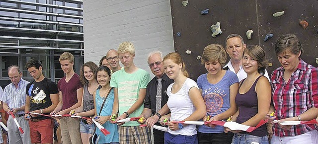 Neue Kletterwand: Die Teilnehmer und L...iter Krug zerschneiden die Absperrung.  | Foto: Monika Beha