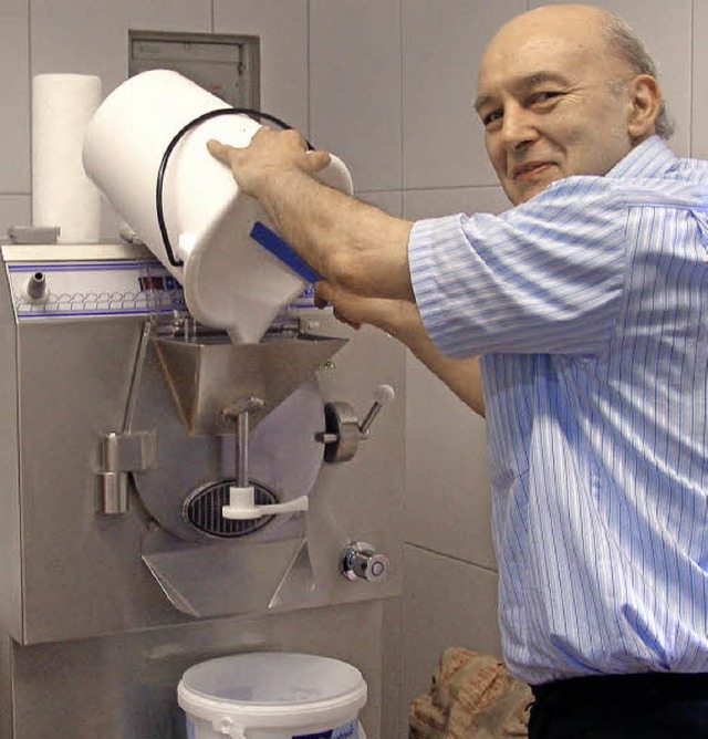 Luciano Locatello an der  Eismaschine.   | Foto: liane Schilling