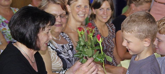 Rosen gab es fr Monika Hirmer von den...bte Sozialpdagogin in den Ruhestand.   | Foto: hans-jochen voigt