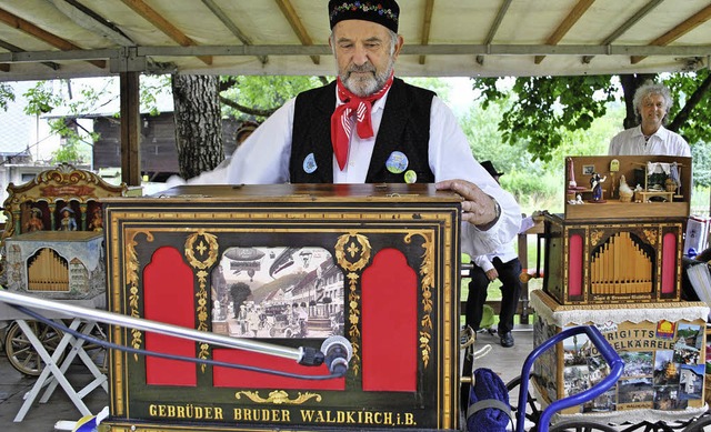 Josef Reich mit seiner Bruder-Orgel, rechts hinten Adrian Oswalt   | Foto: robert ullmann