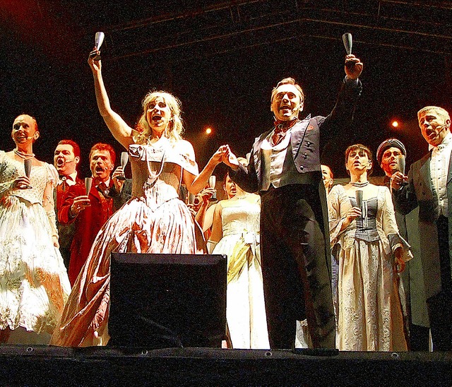 Das Phantom ist besiegt, Christine aus...ehnisse in der Pariser Oper gefeiert.   | Foto: FREUDIG
