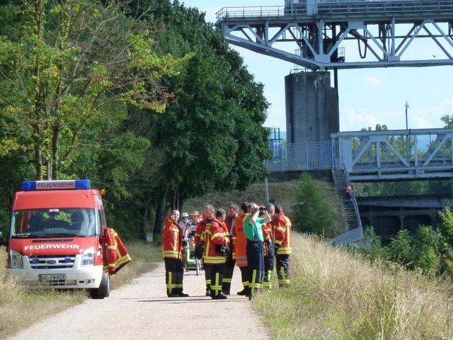 Feuerwehrleute halten am Ufer Ausschau nach den Vermissten.  | Foto: Hannes Lauber