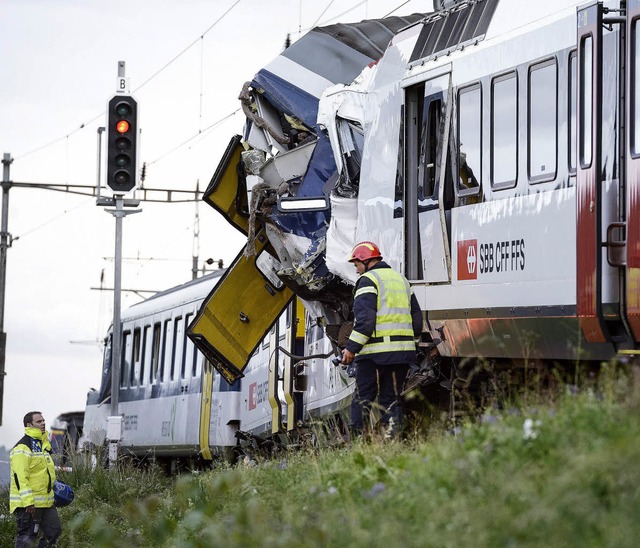 Noch am Dienstag standen die beiden  Zge auf den Gleisen.  | Foto: dpa