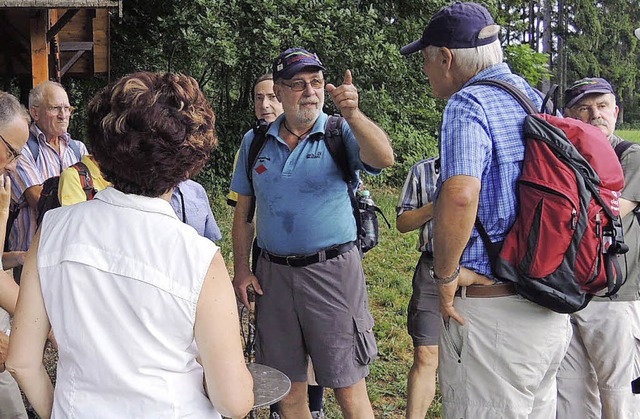 War ein gefragter Mann: Wanderfhrer P...(Mitte) vom Schwarzwaldverein Elzach.   | Foto: Kurt Meier