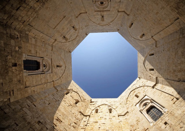 Geheimnisvoll: Das Castel del Monte is...teckiges Meisterwerk der Architektur.   | Foto:  Fotolia.com/RiccardoBruni