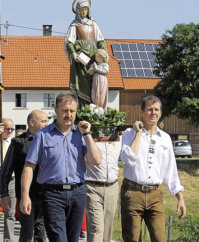 Bei der Prozession begleitet auch das ...bild der Heiligen Anna die Glubigen.   | Foto: Cornelia Liebwein