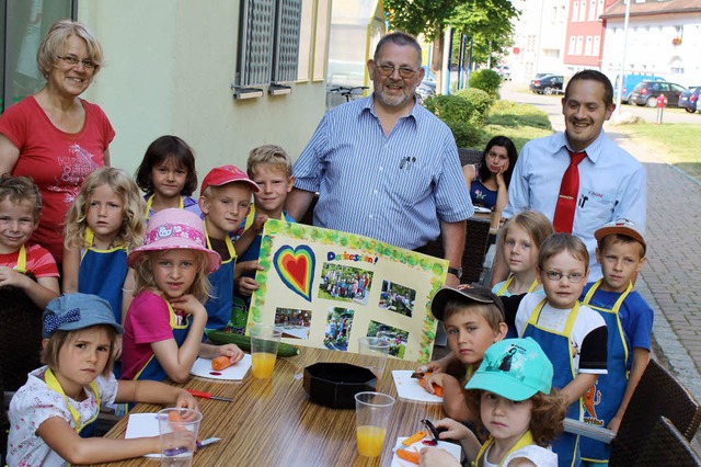 Kinder vom Kindergarten Adelsberg ware...ner und Marktleiter  Francesco Fiore.   | Foto: ZVG