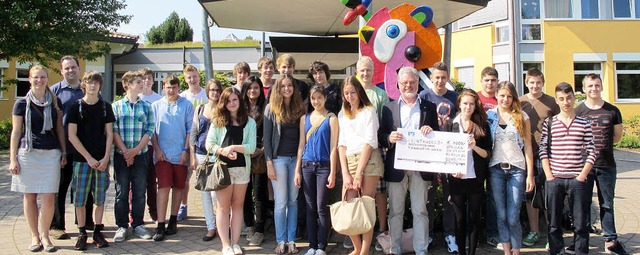 Im Rahmen ihres WVR-Projekts haben Sch...gen-Schwenningen 1000 Euro gespendet.   | Foto: Schule