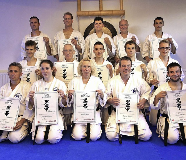 Neue Schwarzgurttrger: Im Budocenter ...Grtel und Meistergrad im Karate, ab.   | Foto: Privat