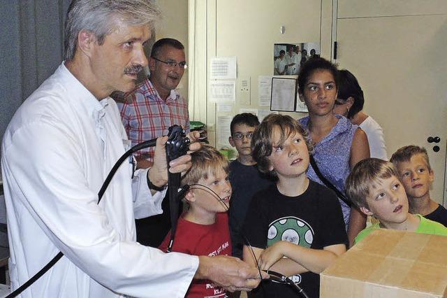 Kindern bekamen die Kunst der Gastroskopie erklrt