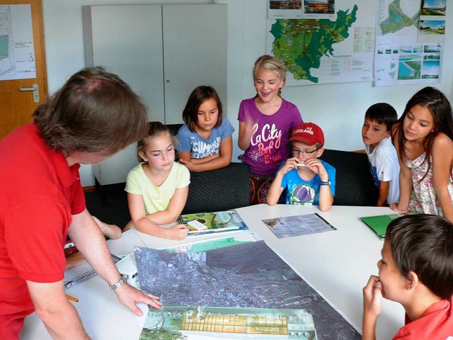 Stefan Lhr vom Stadtplanungsamt erlu...Plne des neuen Kinos am Urteilsplatz.  | Foto: BZ