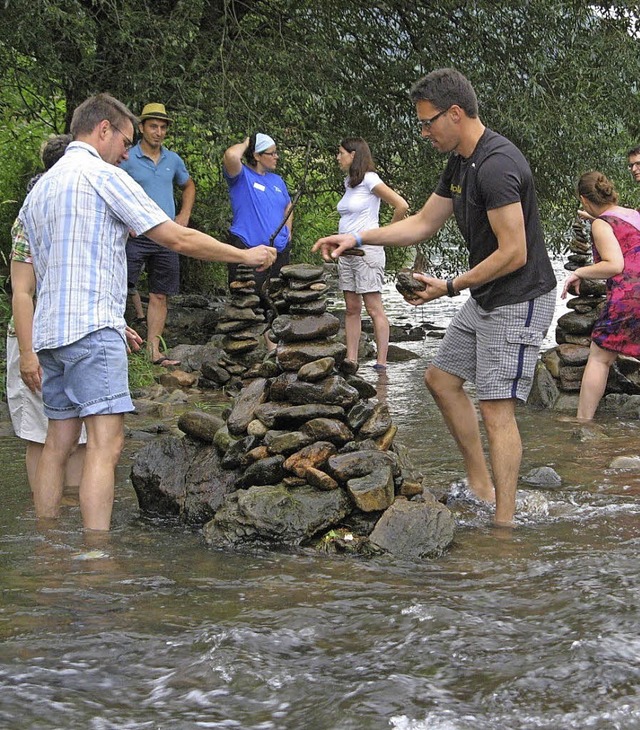 Wasserspa fr Eltern und Kinder: Die ...fischten in der Elz nach Kleintieren.   | Foto: Fotos: Nabu