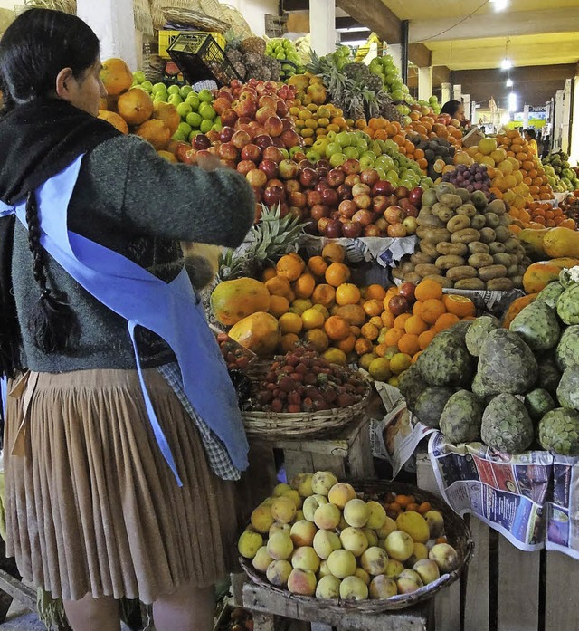 Riesige Obstpyramiden sind typisch fr die Mrkte in Bolivien.   | Foto: Siemann