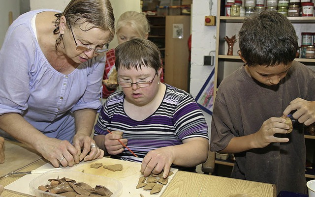 Kinder tpfern gemeinsam mit behindert...m Ferienprogramm der Stadt Ettenheim.   | Foto: Sandra Decoux-Kone