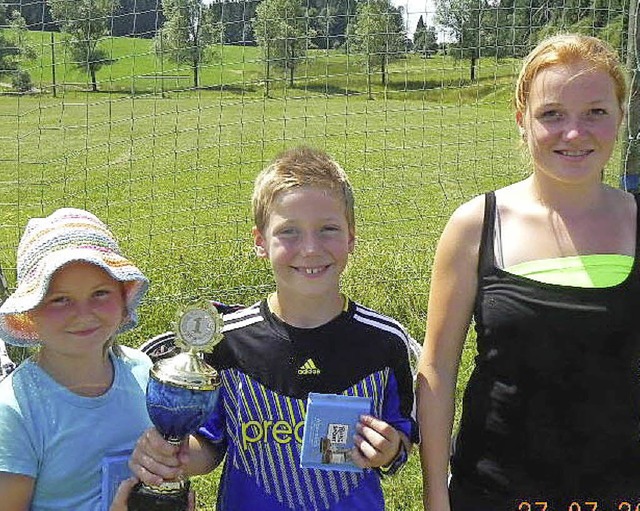 Das Siegertrio  mit Aline Schmitt, Lukas Harder und Anja Rombach mit dem Pokal.   | Foto: Hubert Rombach
