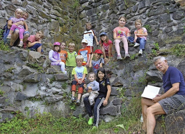 Heimatkundeunterricht der besonderen A...essantes rund um die Burg Wieladingen.  | Foto: Ralph Fautz