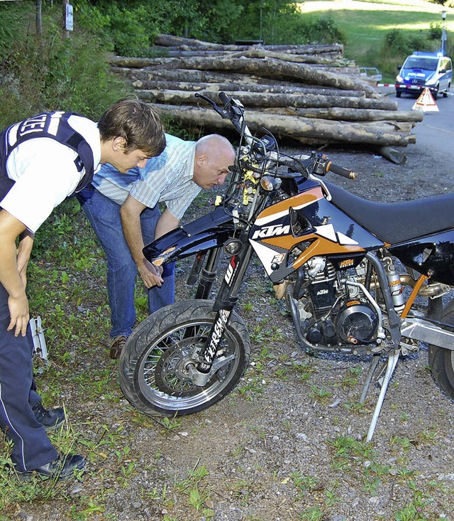 Polizisten begutachten das Motorrad.   | Foto: Kamera 24