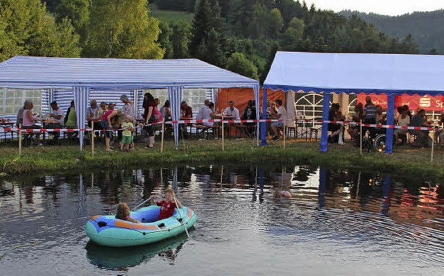 Auch Schlauchboote standen bei der &#8222;Beach Party&#8220; bereit.  | Foto: Kanmacher