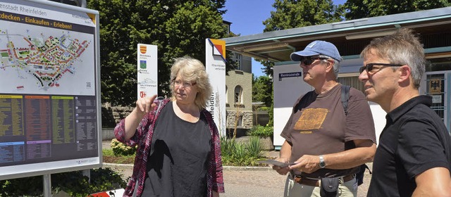 Pnktlich zum 1. August verteilte Gabr...tadtfhrerin. Der Service kam gut an.   | Foto: Ingrid Bhm-Jacob (2)/Petra Wunderle (3)