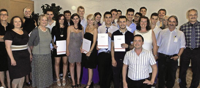 Die erfolgreichen Absolventen der Klas...n der Gewerbeschule mit ihren Lehrern   | Foto: privat