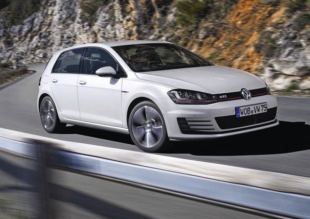 Mit der  elektronisch geregelten Vorde...eht der VW Golf GTI gut in die Kurve.   | Foto: Volkswagen/dpa