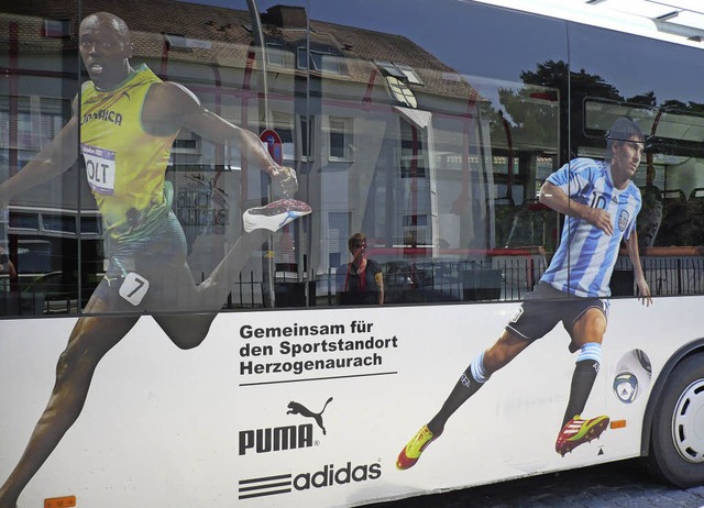 Adidas und Puma friedlich vereint auf einem Autobus in Herzogenaurach  | Foto: Bloedner Dominik